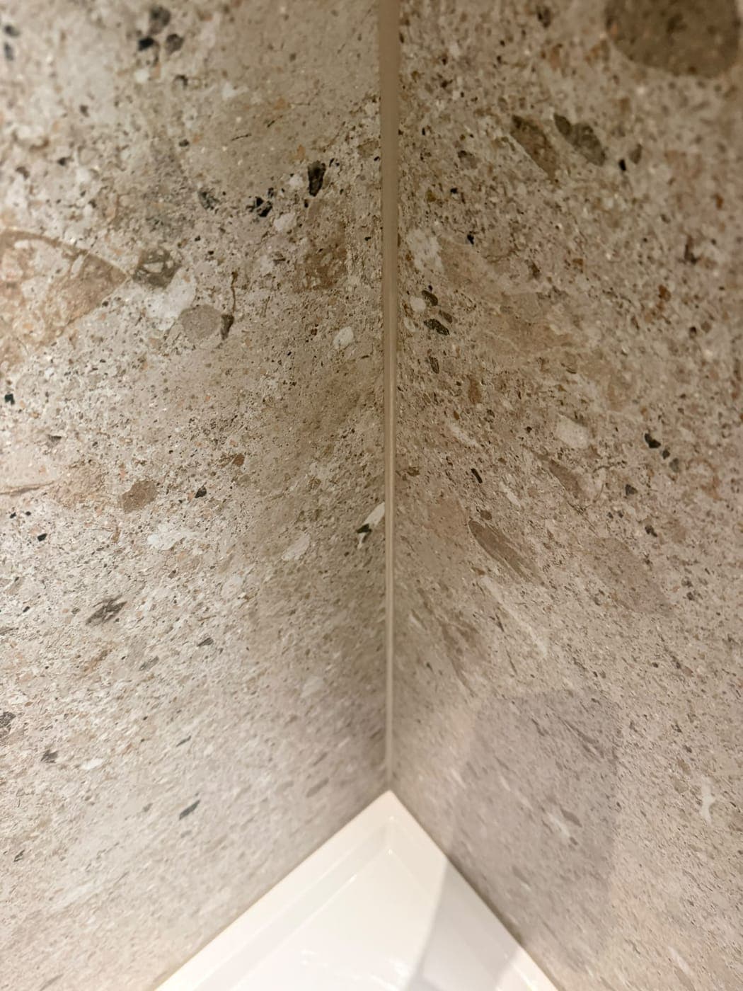 Tegelhoek in de douche: kitwerk door Mesker Montage